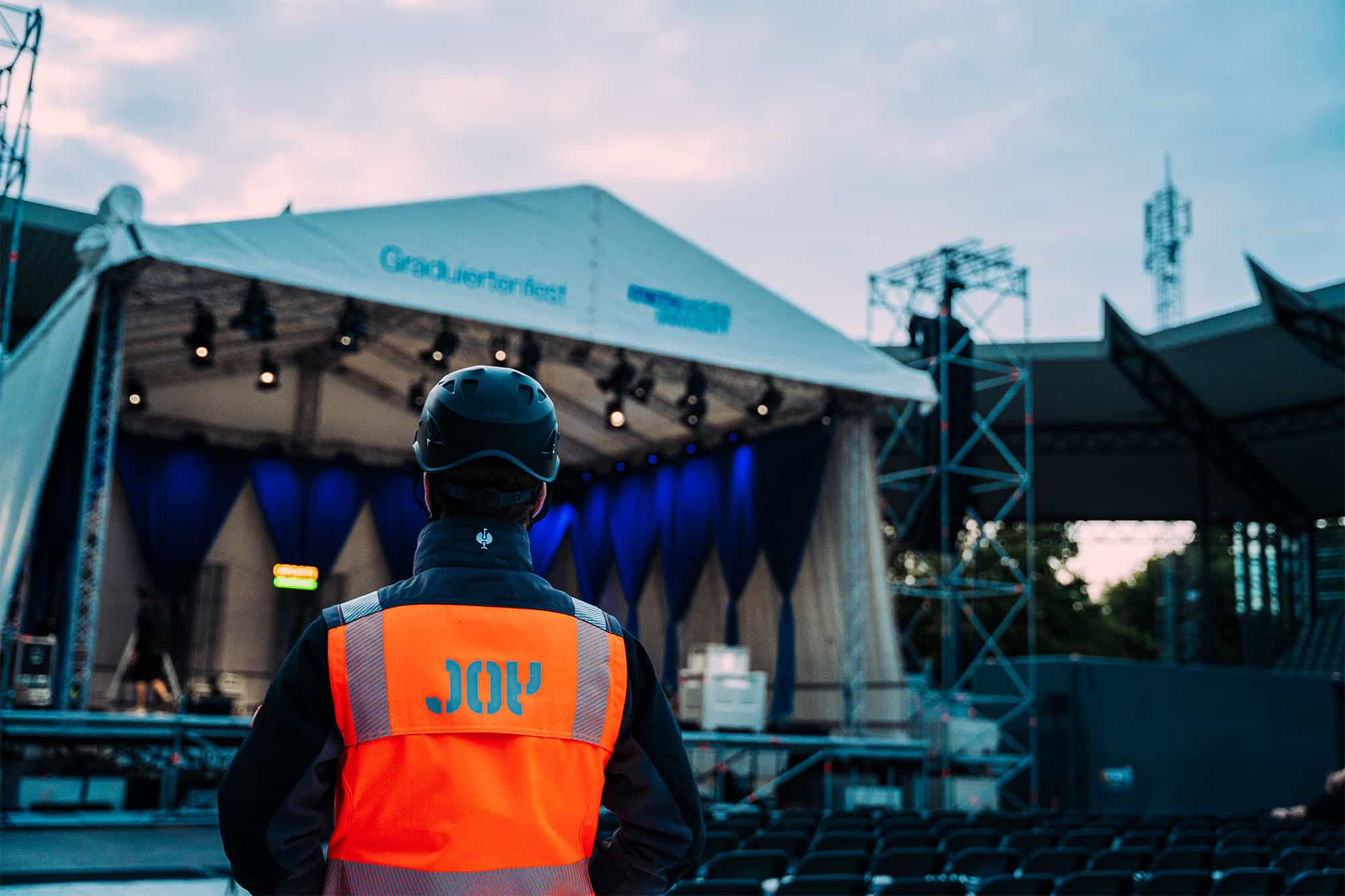 Mitarbeiter von JOY in Warnweste bei einer Showproduktion