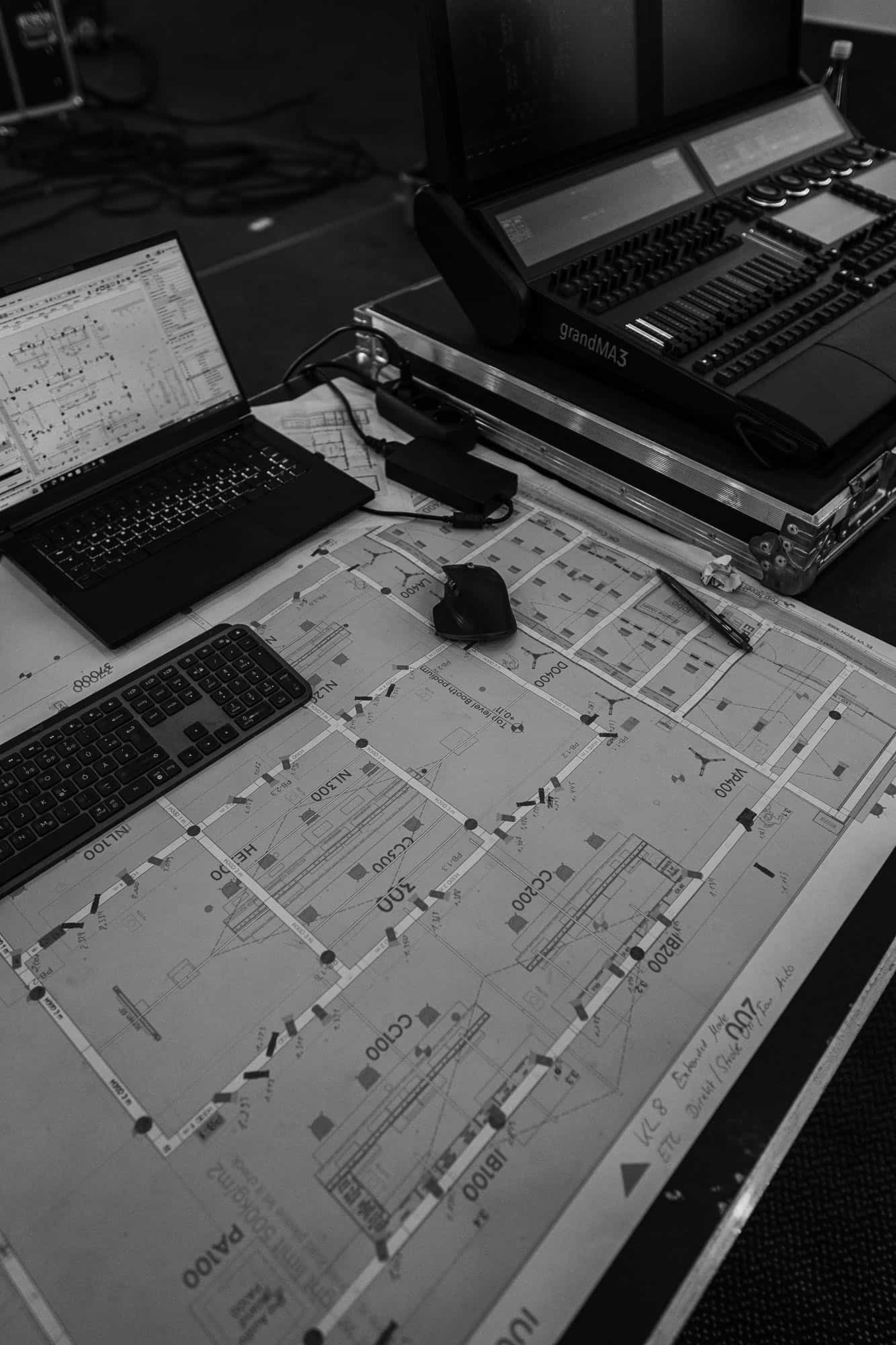 CAD Plan auf einer Messe. Im Hintergrund ist ein Lichtpult und Laptop zu sehen.