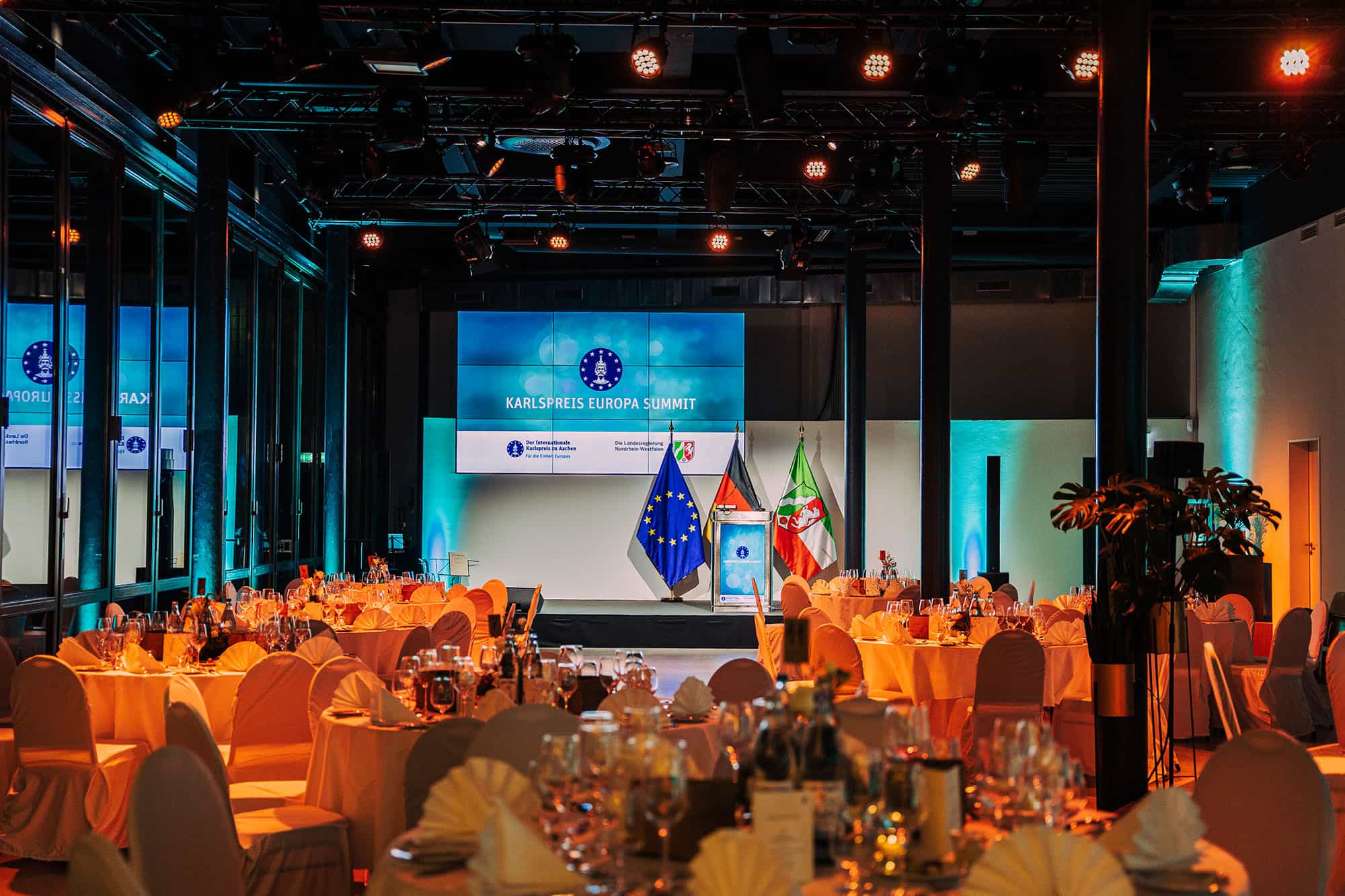 Eine Bühne mit Musikern