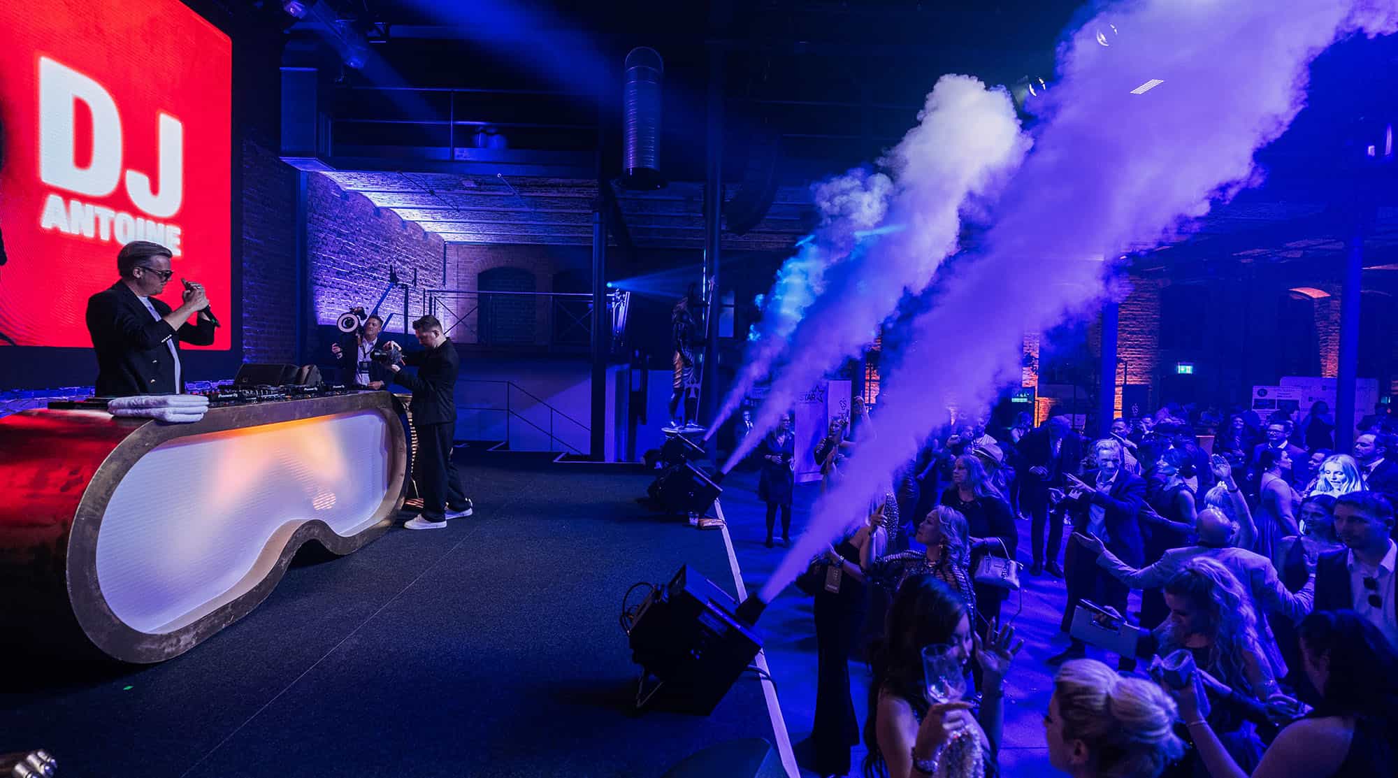 Bühne mit DJ und Nebeleffekt