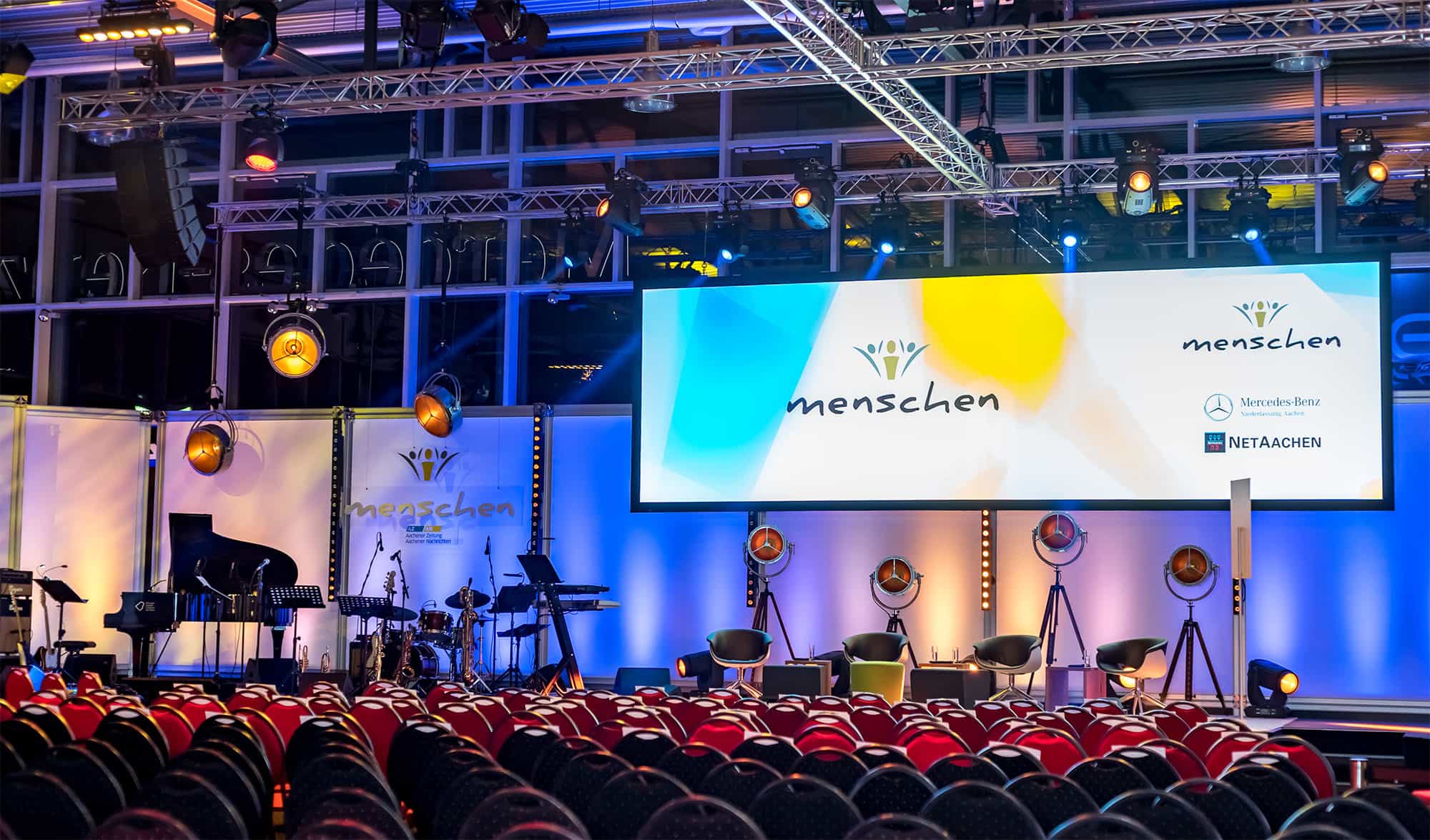 Bühne mit Leinwand und Bestuhlung