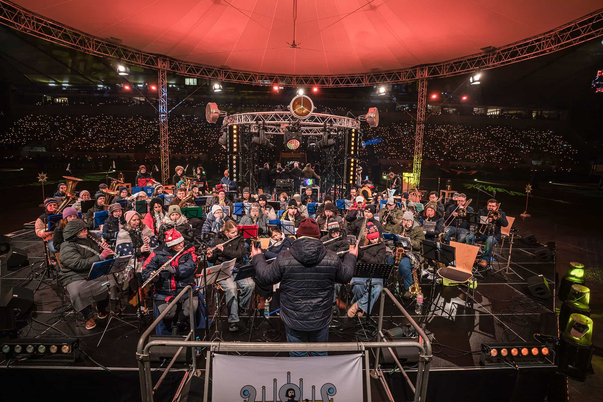 Bühne mit Musikern beim Weihnachtssingen Aachen
