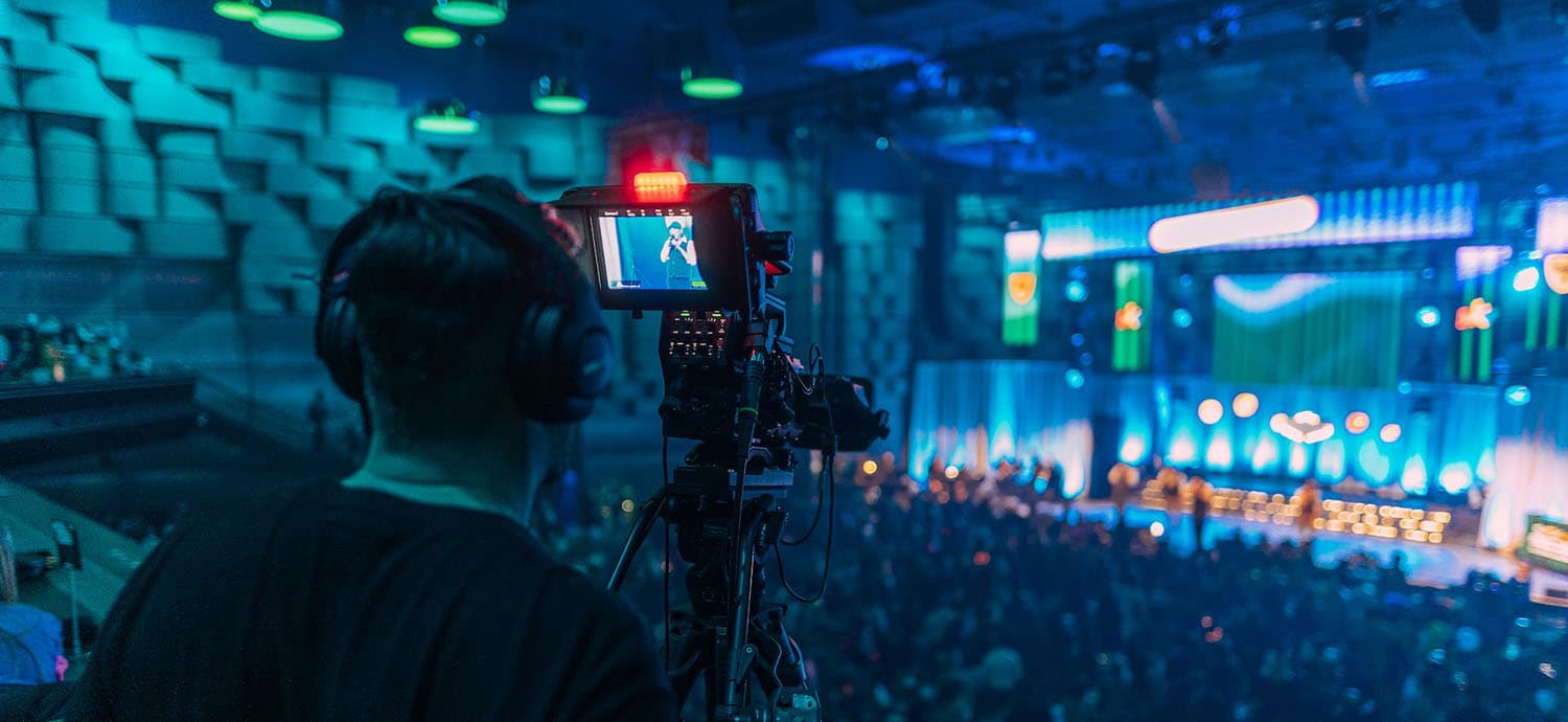 Hybrid-Veranstaltung mit Bühne und digitaler Live-Übertragung.