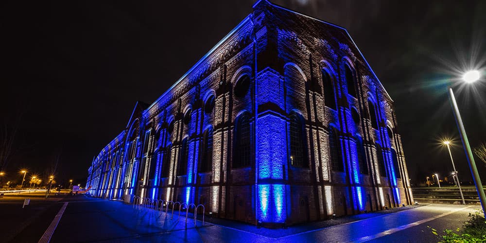 Veranstaltungsraum mit professioneller Technik und Lichtsetup.